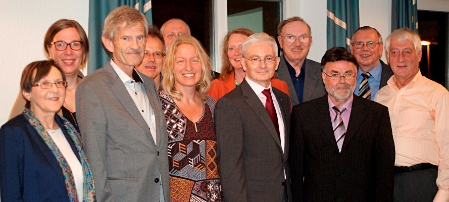 Vorstand der Evang. Erwachsenenbildung Neue Vorstandschaft (von links) Hildegard Schmidt, Katharina Müller-Romankiewicz, Alfred Schöwe, Jürgen Hofmann, Heidi Wolfsgruber, Matthias Ewelt (verdeckt dahinter), Daniela Seren, Wolfgang Schuhmacher; bisheriger Vorstand: Fritz Kestler, Jürgen Sch