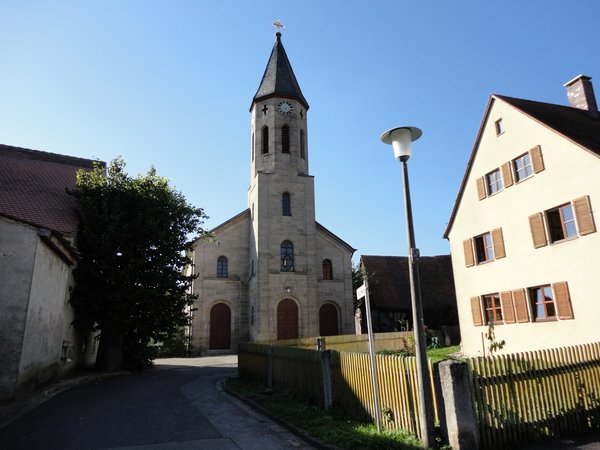 Martinskirche und rechts das Pfarrhaus Steinbacher Weg 1