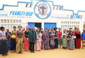 Christinnen und Christen aus der Evang.-Luth. Kirche Kongo West vor ihrer Kirche in Boma