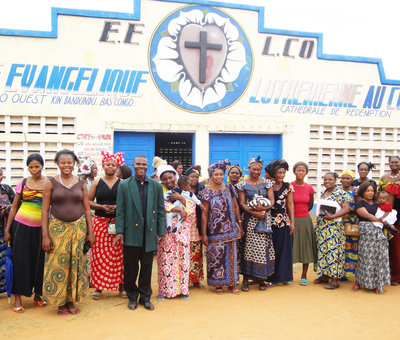 Christinnen und Christen aus der Evang.-Luth. Kirche Kongo West vor ihrer Kirche in Boma