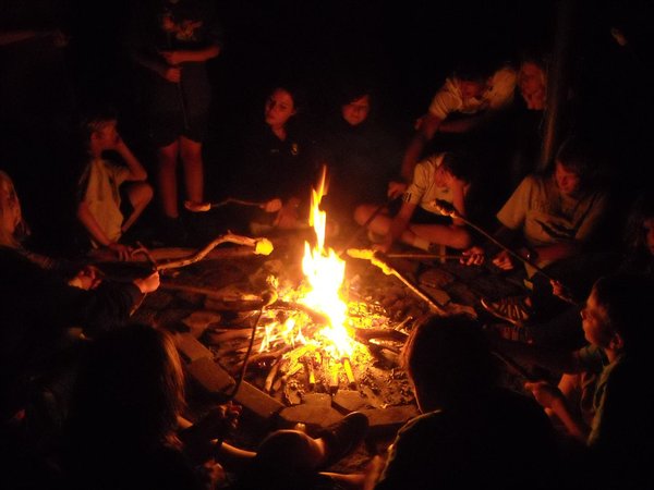 Lagerfeuer mit Stockbrotbacken bei der Jugendfreizeit