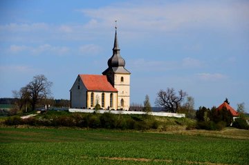 Die Kaubenheimer Kirche steht oben auf dem Berg