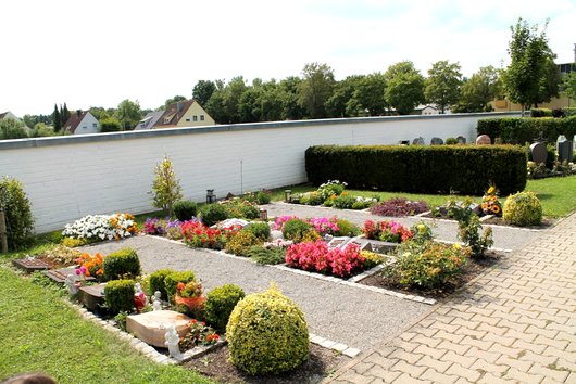 Urnengrabfeld Abschnitt ZB am Friedhof Bad Windsheim Urnengrabfeld Abschnitt ZB am Friedhof Bad Windsheim
