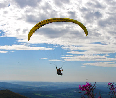 Gleitschirm auf der Wasserkuppe