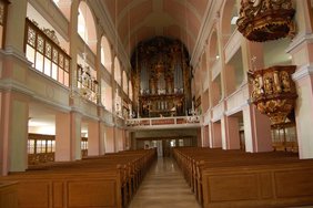 Blick in die Kilianskirche in Bad Windsheim: Auf der hinteren Empore glänzt das Orgelprospekt von 1735 in seiner Pracht.