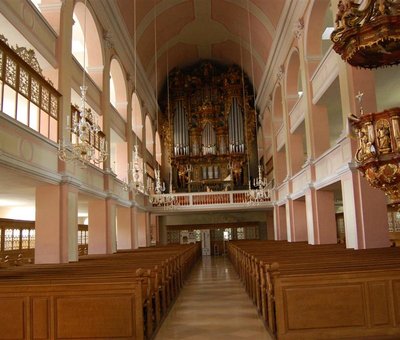 Blick in die Kilianskirche in Bad Windsheim: Auf der hinteren Empore glänzt das Orgelprospekt von 1735 in seiner Pracht.