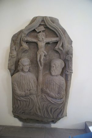 Epitaph Nr. 9 „Hochrelief der Verstorbenen vor dem Kreuz“